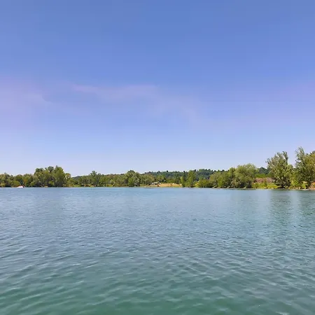 Maison flottante / Houseboat sur lac privé Baurech