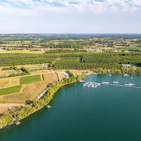 Сasa de vacaciones Maison flottante / Houseboat sur lac privé *