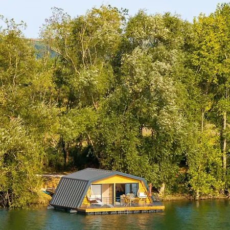 Maison flottante / Houseboat sur lac privé *