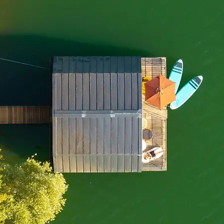 Maison flottante / Houseboat sur lac privé Baurech