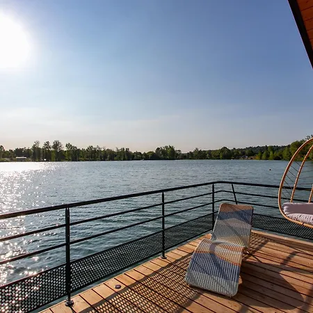Maison flottante / Houseboat sur lac privé *