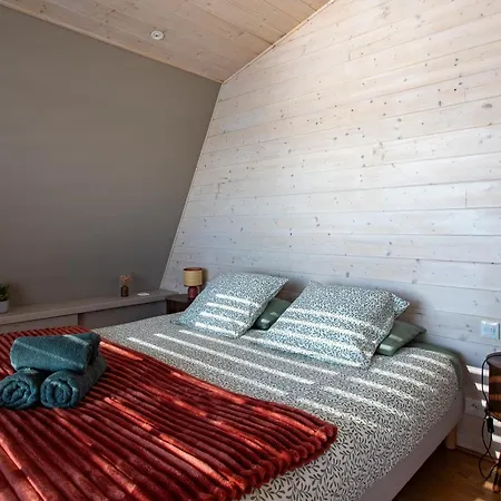 Сasa de vacaciones Maison flottante / Houseboat sur lac privé Baurech