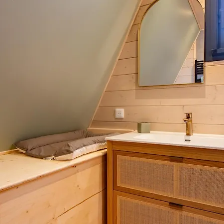 Maison flottante / Houseboat sur lac privé * Baurech
