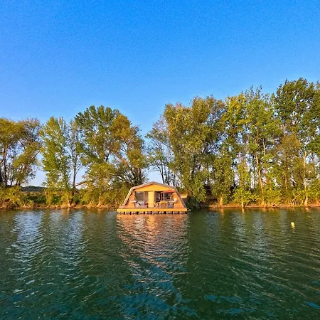 Maison flottante / Houseboat sur lac privé *