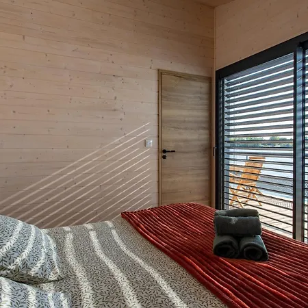 Сasa de vacaciones Maison flottante / Houseboat sur lac privé